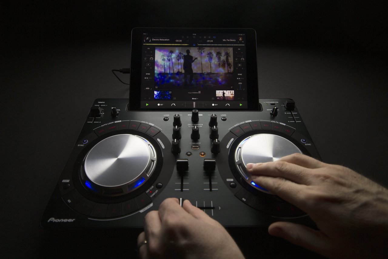 What dj controllers work with djay pro